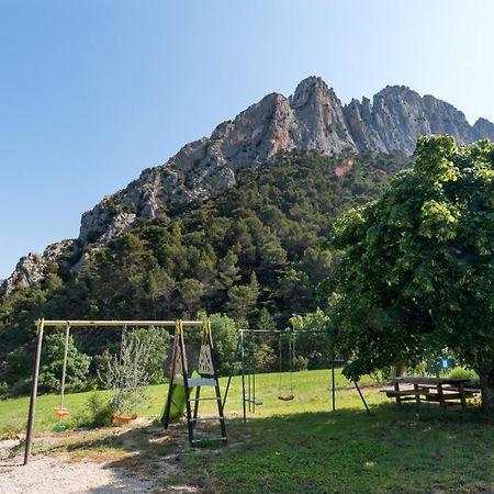 Отель Domaine Saint Julien Бюи-ле-Баронь Экстерьер фото