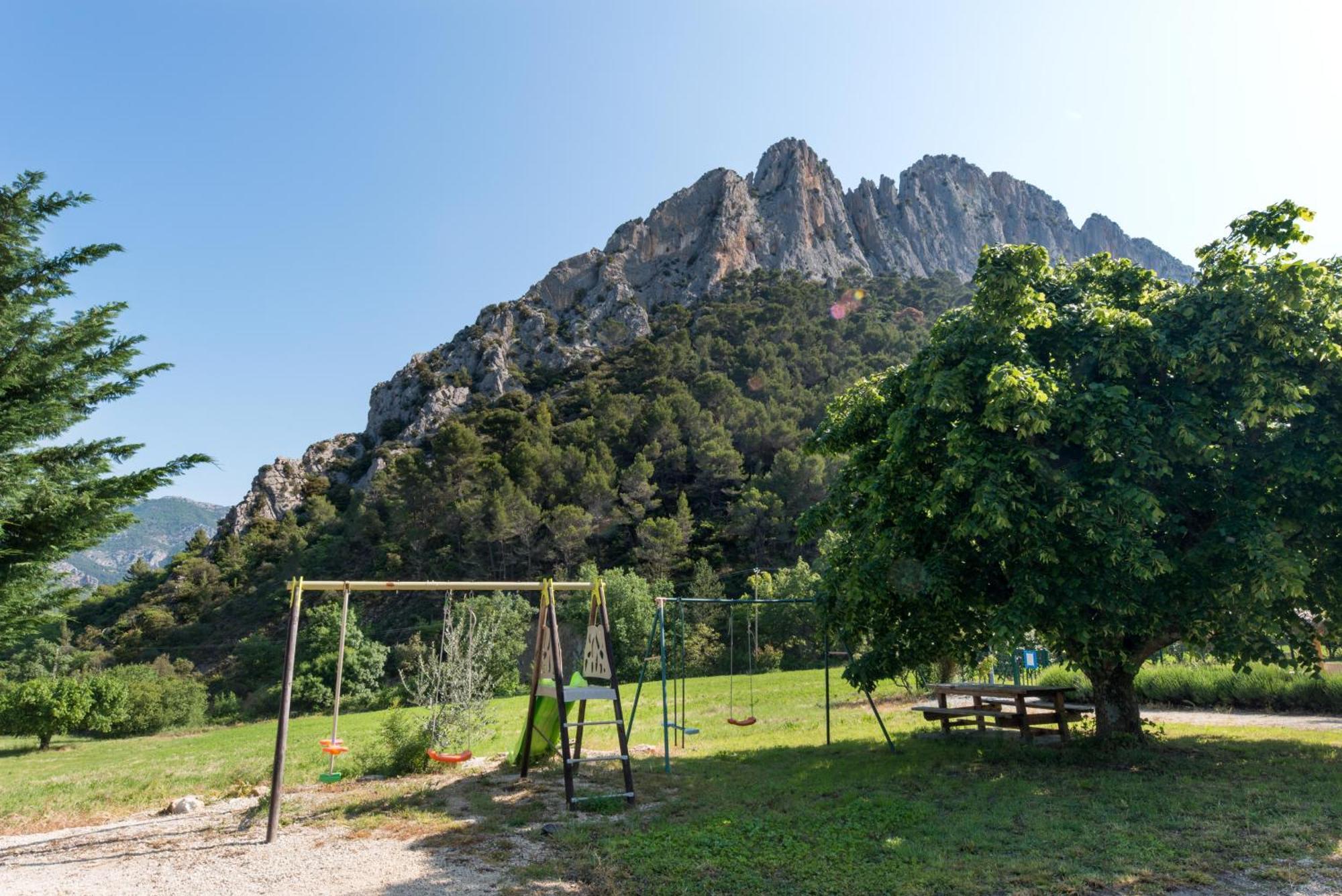 Отель Domaine Saint Julien Бюи-ле-Баронь Экстерьер фото