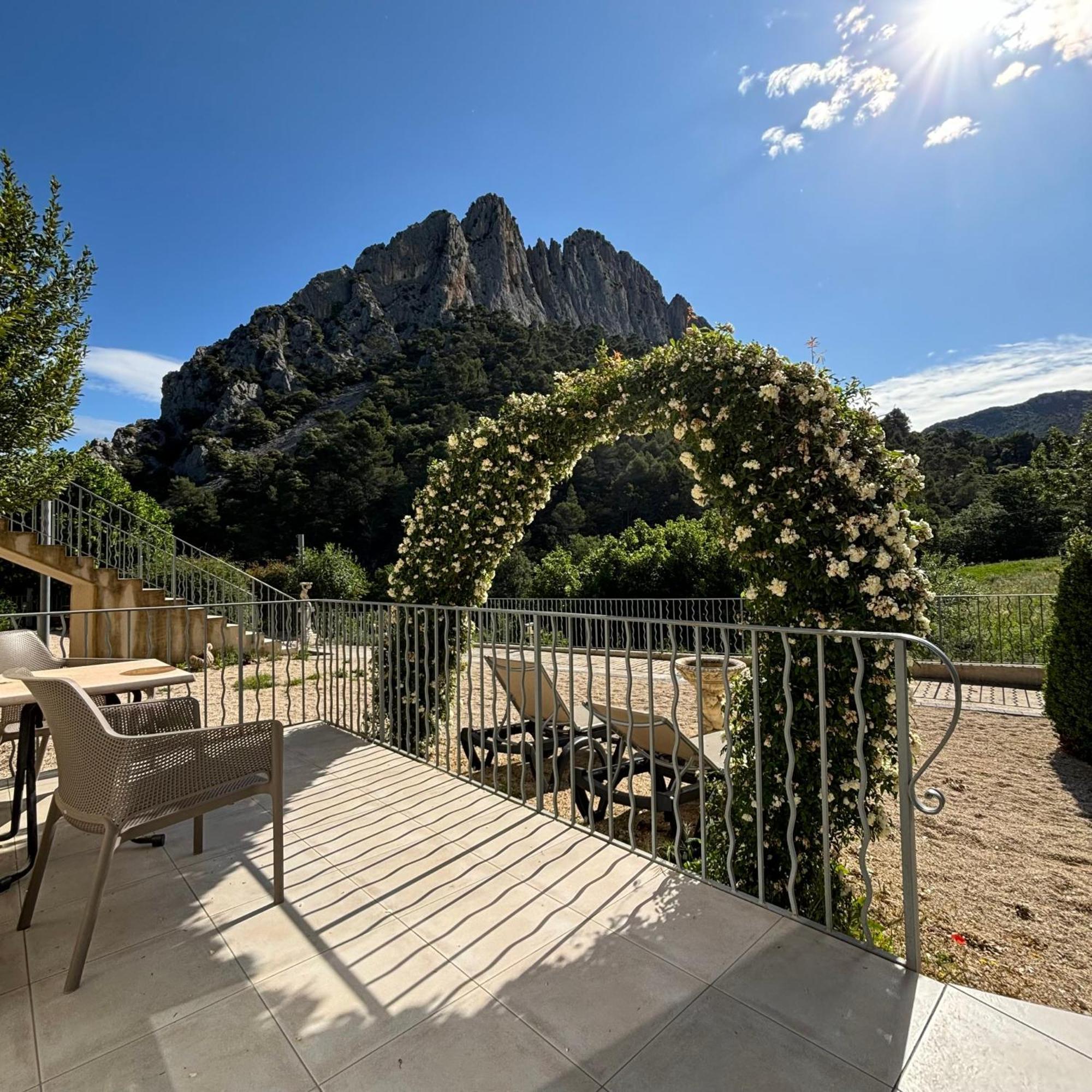 Отель Domaine Saint Julien Бюи-ле-Баронь Экстерьер фото
